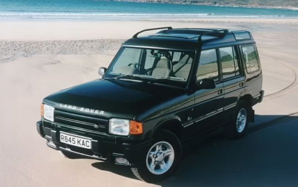 Произведени: 385 655 бройки 

Цена като нов/сега: &pound;15 750/&pound;1000-&pound;20 000

Докато Range Rover издава лукс, Land Rover Discovery разчита изцяло за здравина. Кола, която може да отиде навсякъде - макар и без компромиса с комфорта. Пуснат на пазара през 1989 година, моделът първоначално беше проектиран като &bdquo;лайфстайл&ldquo; превозно средство, съчетаващо способността на офроудър с практичността и експлоатационните разходи на семеен автомобил.

Създаден на същата платформа като много по-скъпия Range Rover, "Disco" наистина сбира всички тези качества в едно. Няма мърдане от Топ 10 дори след някои не особено успешни промени с годините.
